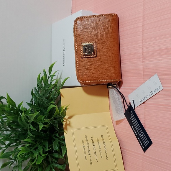 Dooney & Bourke Saffiano, Zip Around Credit Card Case/ color Natural - Picture 3 of 8